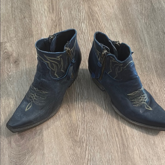 FreeBird WOLFIE Navy booties - Picture 1 of 10